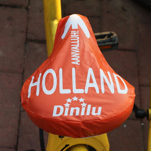 Custom PVC bike seat covers — strong, waterproof print for guerrilla campaigns Custom PVC bike seat covers — strong, waterproof print for guerrilla campaigns
